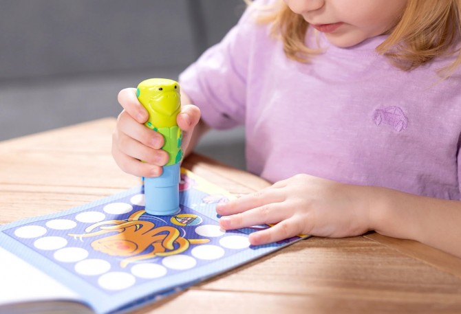 Książeczka ze stempelkiem z naklejkami Melissa & Doug z żółwiem, rybami, rekinem